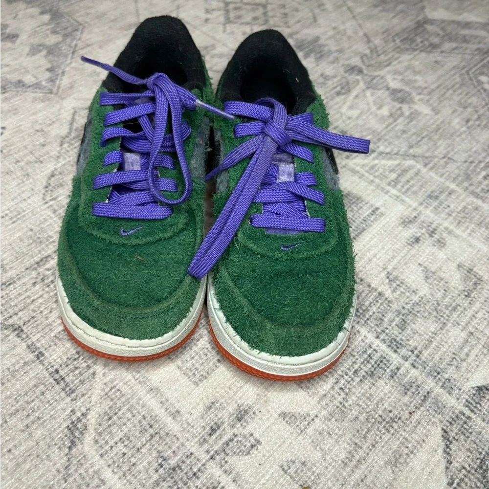 Nike Kids Sneakers in Green and Purple - Picture 4 of 6